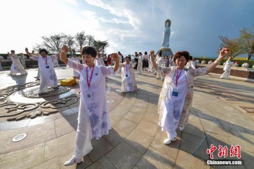 资料图：众人练习太极 中新社记者 骆云飞 摄