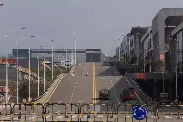 在彩虹上开车!不愧是全国 网红路 最多的城市,