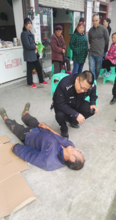 醉酒男子以地当铺 民警多方询问帮其找家|醉酒