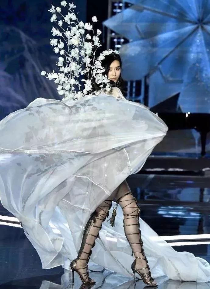 开车穿高跟鞋 比摔倒更危险 上海维密秀奚梦瑶