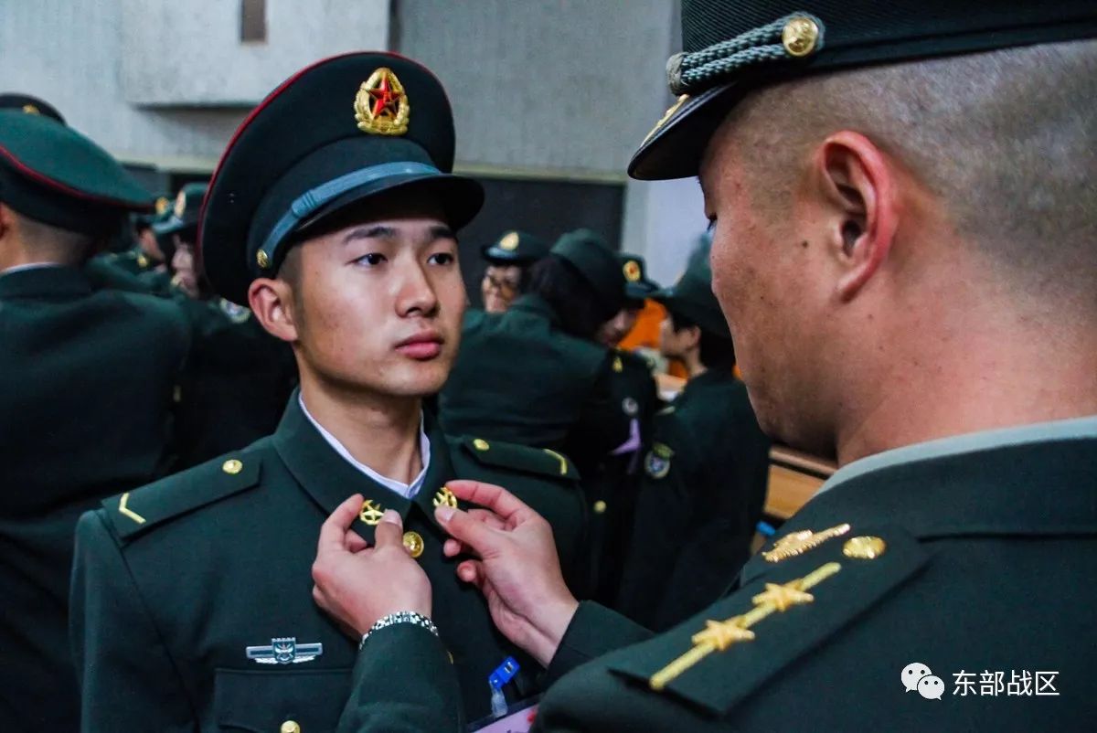 东部战区直属部队新兵团组织新兵授衔仪式