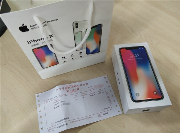 网友收到一部iPhone X 打开竟是一盒巧克力|