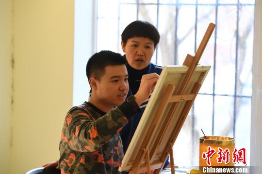 孤独症少年励志人生:用画笔描绘多彩生活|孤独