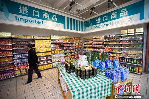 资料图:山西太原,民众正在超市挑选进口商品。 中新社记者 张云 摄
