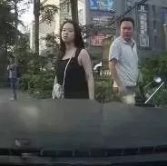 老婆上了情夫的电动车，老公开车直接撞~