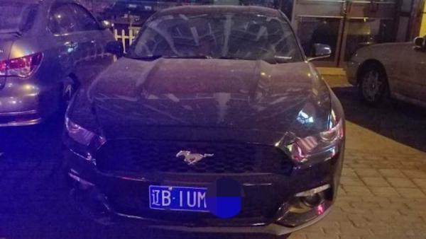 “野马”十字路口疯狂打转漂移：车被扣