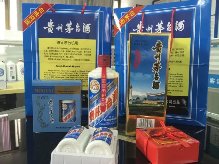 近日,因茅台机场纪念酒太过火爆,市面上竟然出现了"山寨款"机场纪念