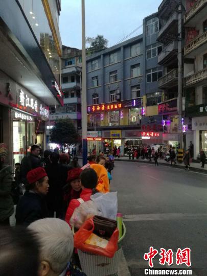 图为地震后在重庆彭水县城民众到街上避险。网友供图