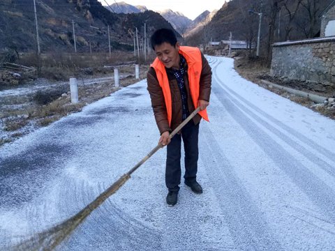 千家店镇水头村村民正在清扫道路。延庆区供图