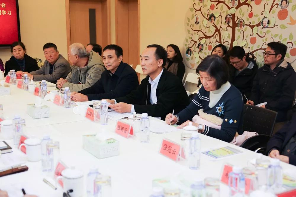 区政府党组召开党的十九大会议精神专题学习讨