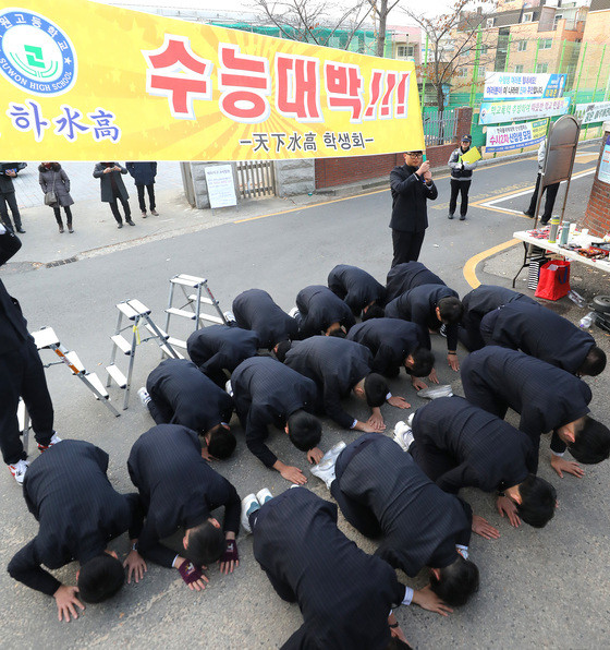 拼了!韩国高考英语听力时段 全国机场暂停起降35分钟 