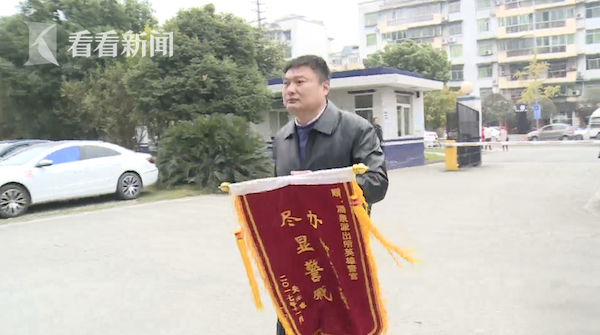 视频|吃个包子丢了包 出租车司机顺手牵羊暴露