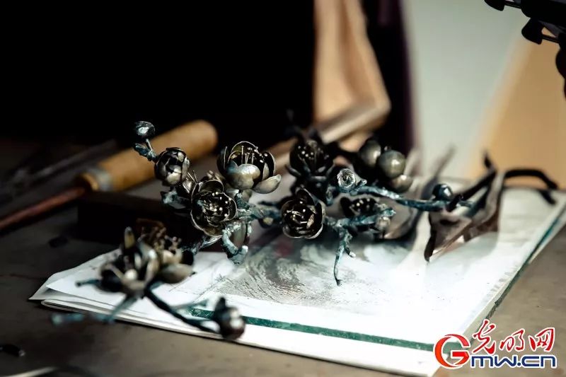 人民大会堂招待厅的这幅《迎客松》,竟然不是