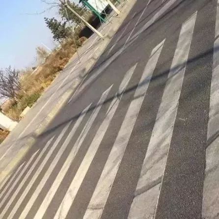 装X！大连公交被逼停 跑车原地漂移炫技 路面伤痕累累