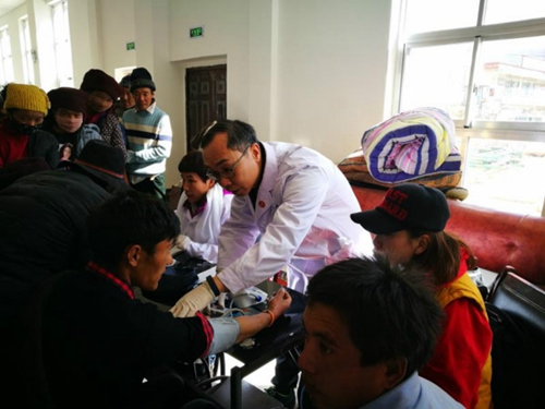 北大肿瘤医院援藏专家赴墨竹工卡县扎西岗村进