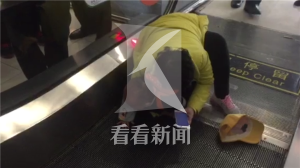 视频|3岁幼童逆行走上自动扶梯后摔倒 多根手指