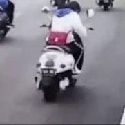 又一骑电动车的女人火了，看完不许笑！