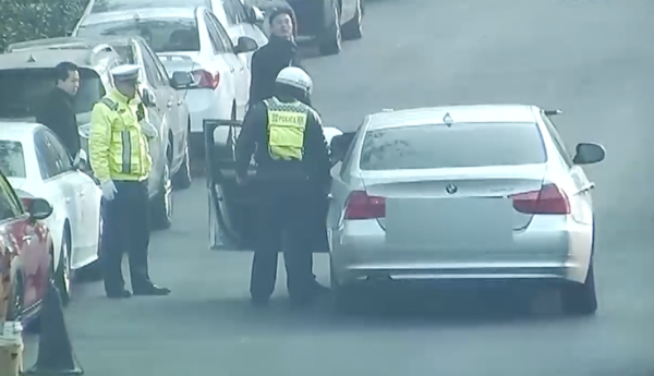 视频|扎心!男子无证驾驶上路遭举报被罚 举报者