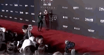 转     就连最正式的《时尚先生》红毯走秀,也被林宥嘉抖落一身偶像