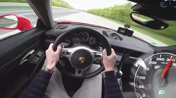 玩命时速！盘点那些上了不限速高速直接干到300km/h的跑车