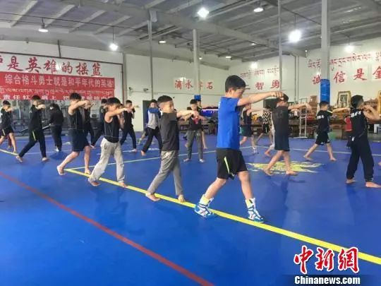 學(xué)員們學(xué)習(xí)格斗技巧,。恩波格斗俱樂部供圖。 來源：中新網(wǎng)