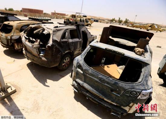 资料图：当地时间2017年7月13日，被没收的“伊斯兰国”武装分子制造的自杀式爆炸汽车和作战武器。