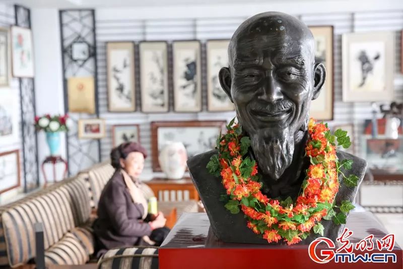 人民大会堂招待厅的这幅《迎客松》,竟然不是