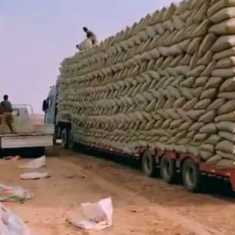 老司机目测下，这车货多少吨？交警罚不？