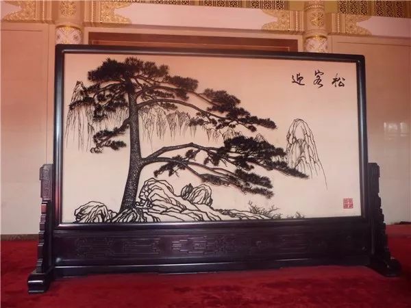 人民大会堂招待厅的这幅《迎客松》,竟然不是