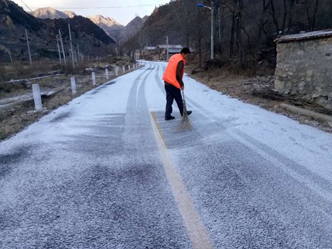 千家店镇水头村村民正在清扫道路。延庆区供图