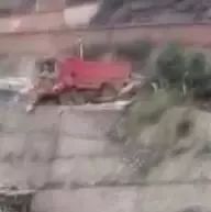 暴力讨债人拉帮结伙带卡车堵门，不料对面有装载机...