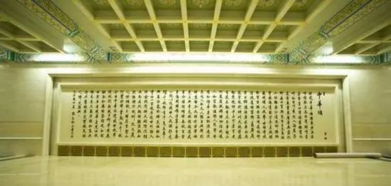 人民大会堂招待厅的这幅《迎客松》,竟然不是