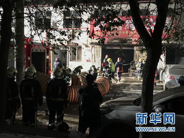 11月19日，消防人员在现场工作。 新华社记者 罗晓光 摄