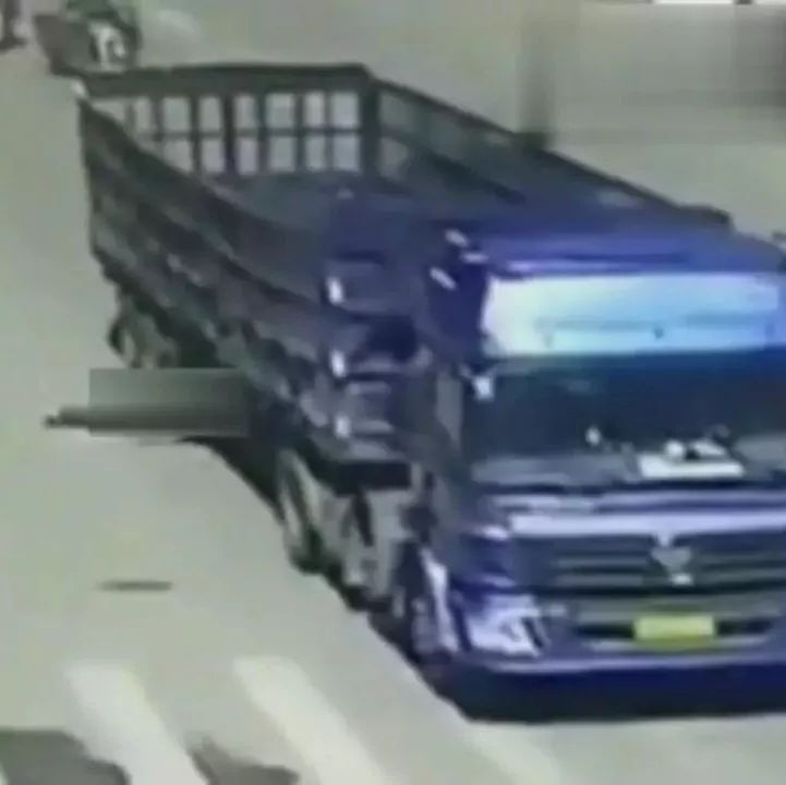 真正的用生命去碰瓷，没想到卡车司机却没看见他