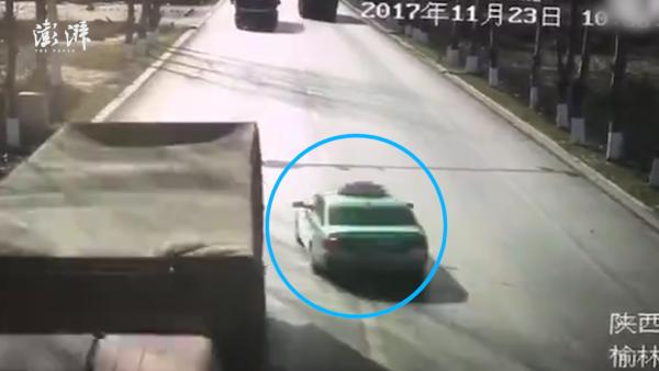 出租车跨道逆行被顶上树，车内5死1伤