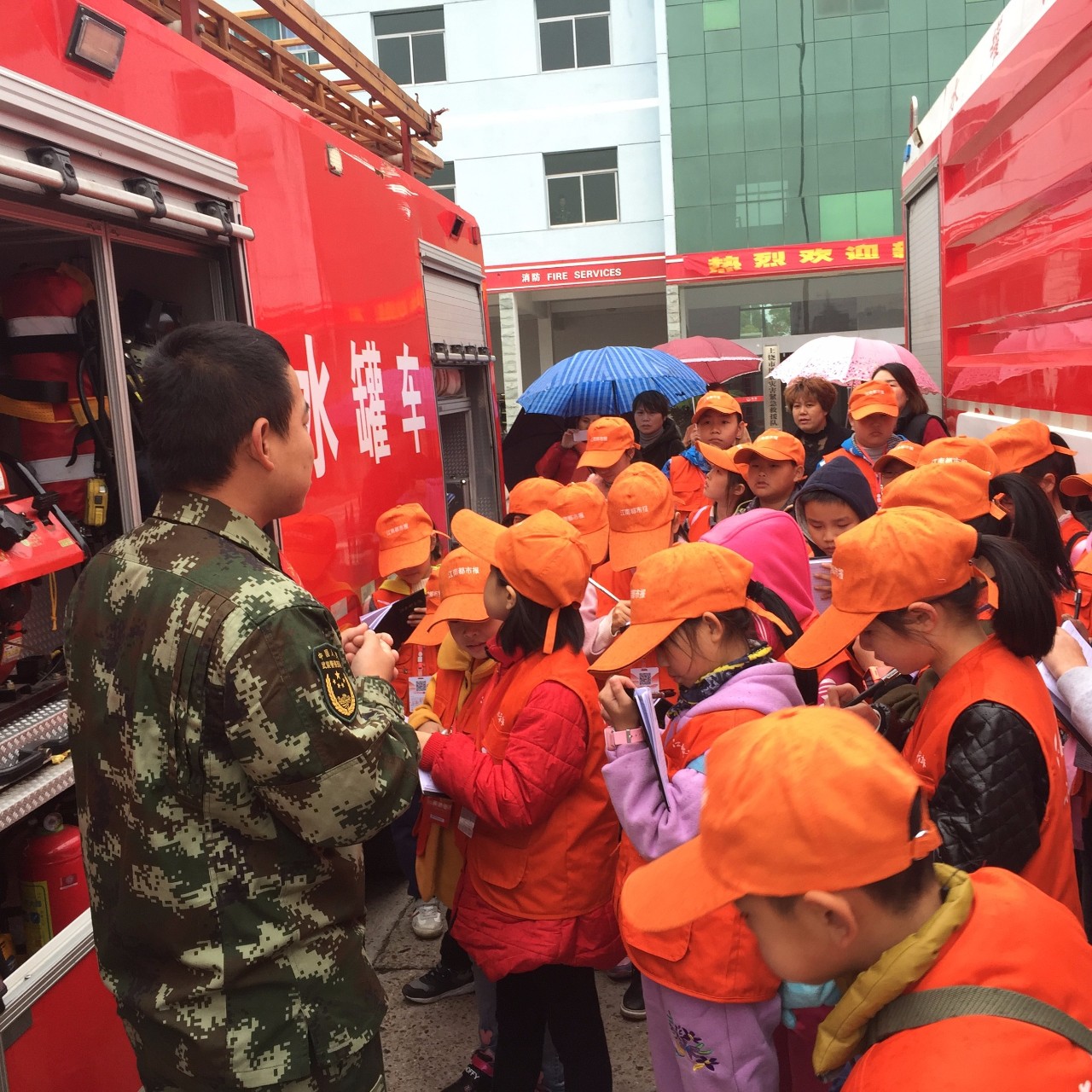 小小消防员员--走进消防大队学习消防安全