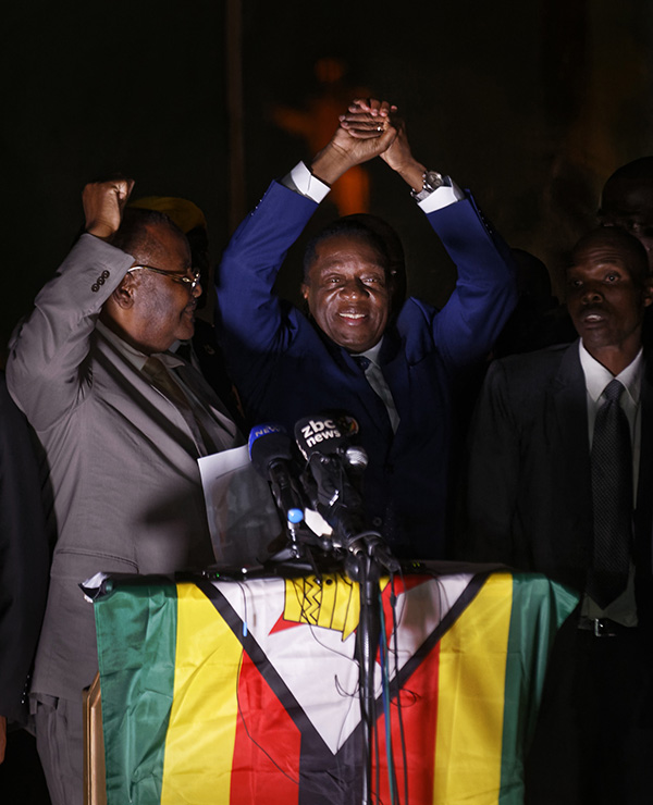 当地时间2017年11月22日，津巴布韦哈拉雷，津巴布韦前副总统埃默森-姆南加古瓦在津巴布韦非洲国家联盟爱国阵线总部前，向支持者和媒体发表激情演讲。 东方IC 图