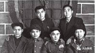 1949年初，清华大学明斋117部分同学合影，前排左一为郭道晖，后排左一为朱镕基（资料图）
