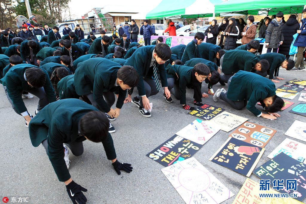 韩国高考严冬举行 后辈敲锣打鼓跪地磕头助威(组图)|高考|跪地|考场_新浪新闻