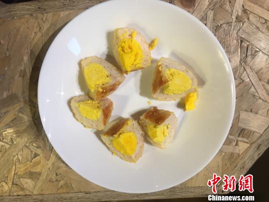 图为蒋鹏飞制作的宠物营养餐“元气蛋”。 杨静 摄