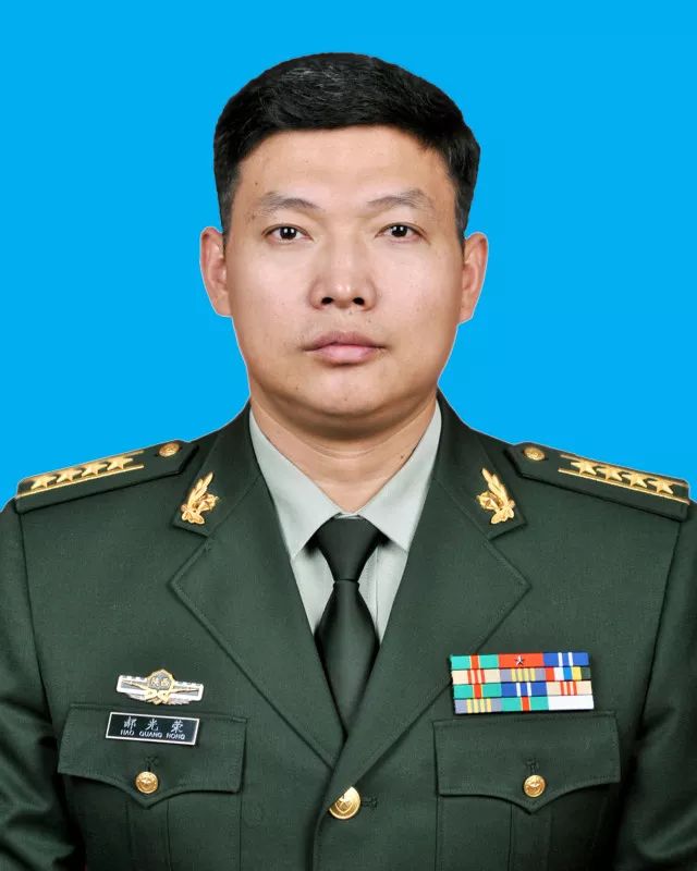 今天,武警西安市支队支队长郝光荣为大家诵读党的十九