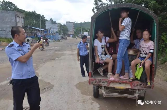 惊呆!百色一小车载满小朋友,超员驾驶十分危险