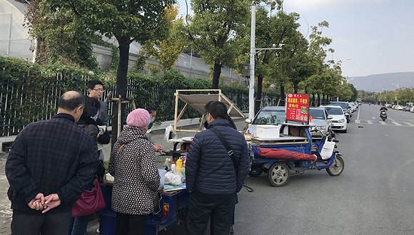 中午吃饭时间，许多购房者选择吃一个鸡蛋饼果腹