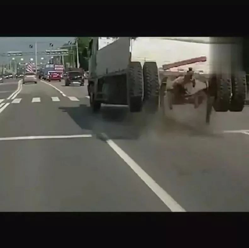 卡车脾气真大，开着开着还尥蹶子了！