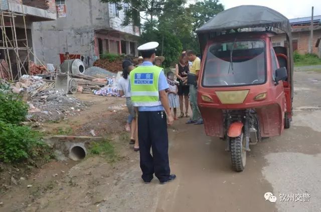 惊呆!百色一小车载满小朋友,超员驾驶十分危险