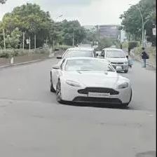 原来超级跑车是这样过减速带的，太尴尬了！