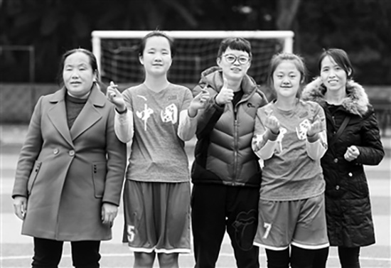 重庆两听力障碍姑娘在无声世界踢出未来,出战