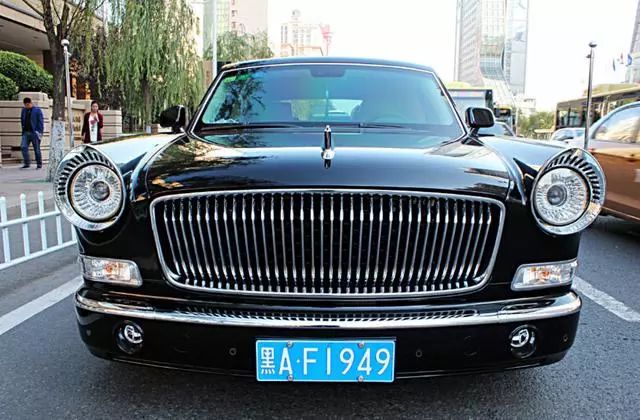 哈尔滨最牛红旗车,车牌号1949,跟上去就为了多