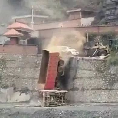 暴力讨债人拉帮结伙带卡车堵门，不料对面有装载机...