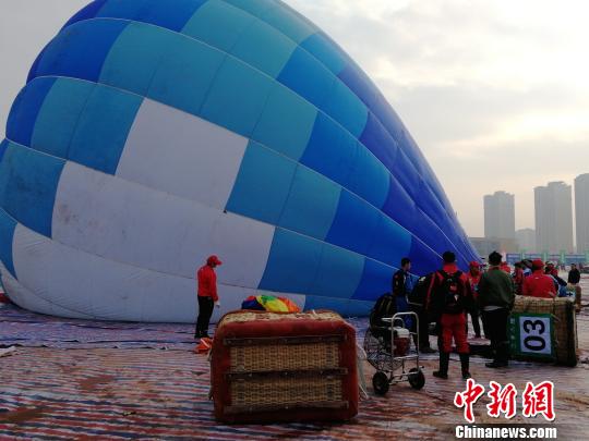 图为运动员在作赛前准备。 邢翀 摄